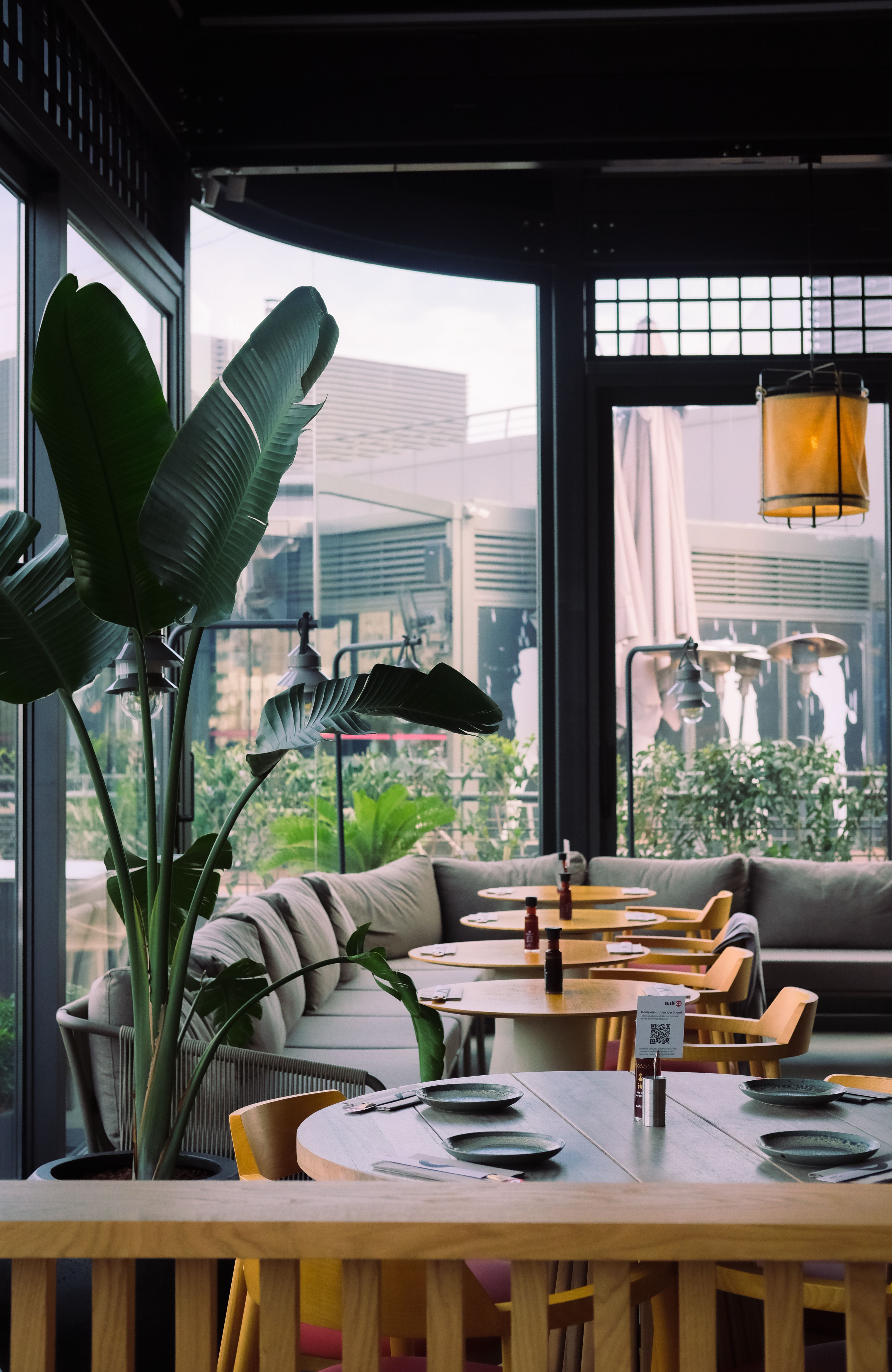 Terrasse d’un restaurant : table dressée et QR sur le présentoir
